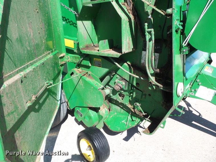 image for item EM9813 1997 John Deere 566 round baler