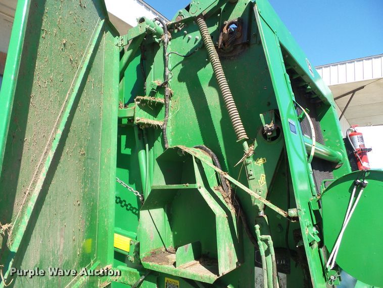 image for item EM9813 1997 John Deere 566 round baler