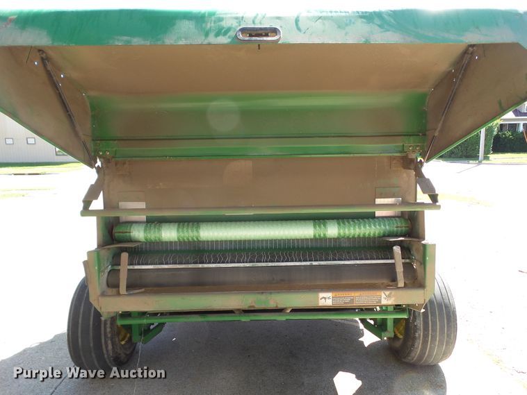 image for item EM9813 1997 John Deere 566 round baler