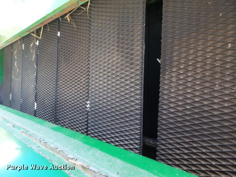 image for item EM9813 1997 John Deere 566 round baler