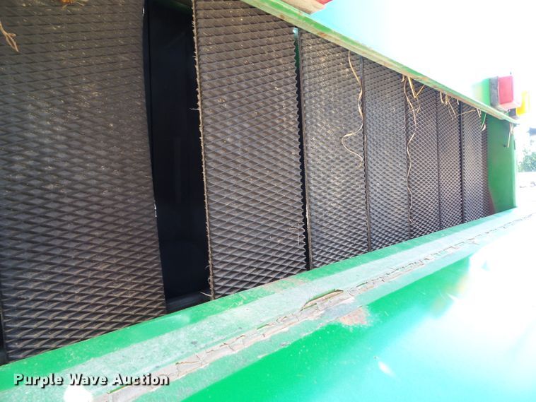 image for item EM9813 1997 John Deere 566 round baler