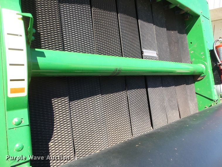 image for item EM9813 1997 John Deere 566 round baler