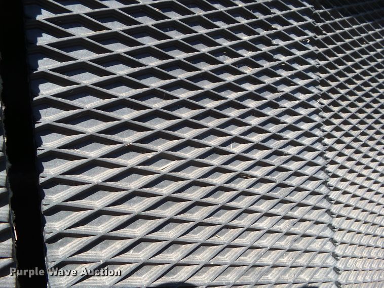 image for item EM9813 1997 John Deere 566 round baler