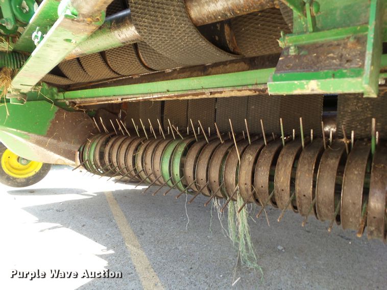 image for item EM9813 1997 John Deere 566 round baler