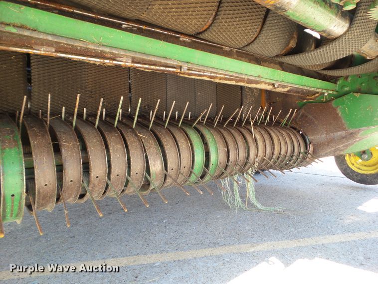 image for item EM9813 1997 John Deere 566 round baler