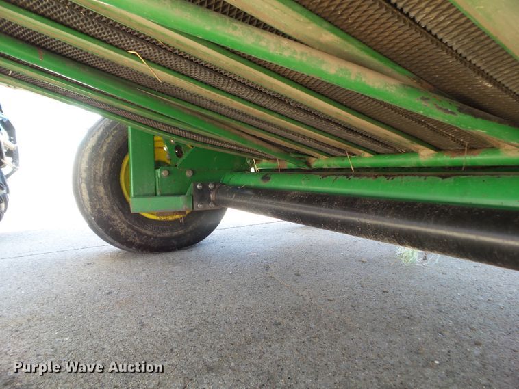 image for item EM9813 1997 John Deere 566 round baler