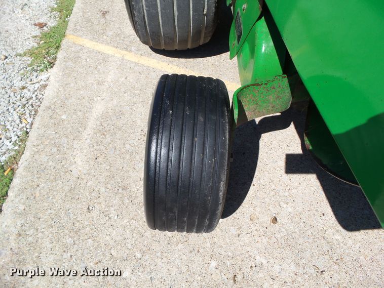 image for item EM9813 1997 John Deere 566 round baler