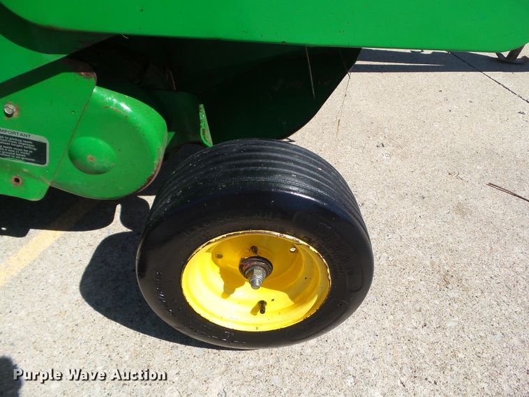 image for item EM9813 1997 John Deere 566 round baler