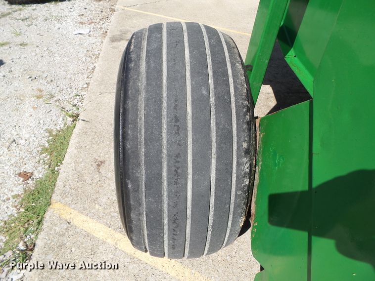 image for item EM9813 1997 John Deere 566 round baler