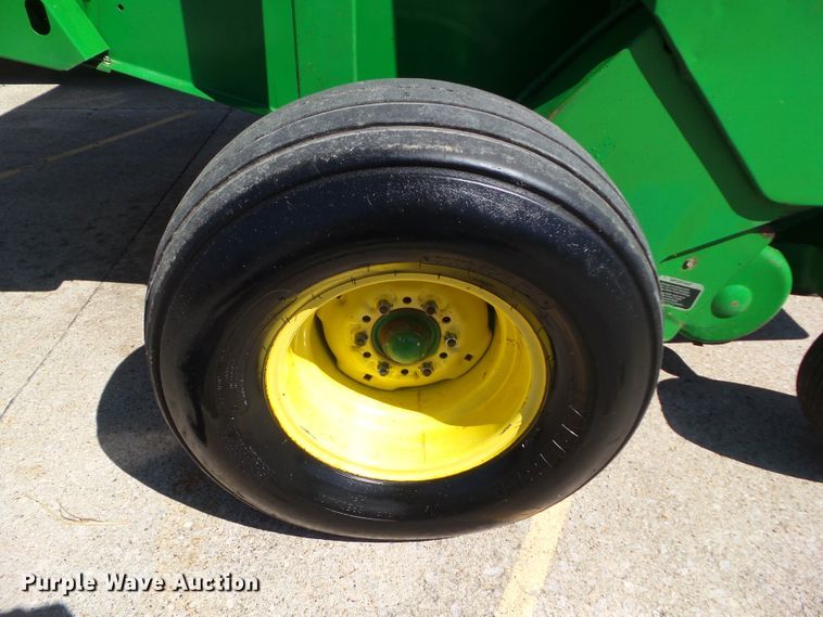 image for item EM9813 1997 John Deere 566 round baler