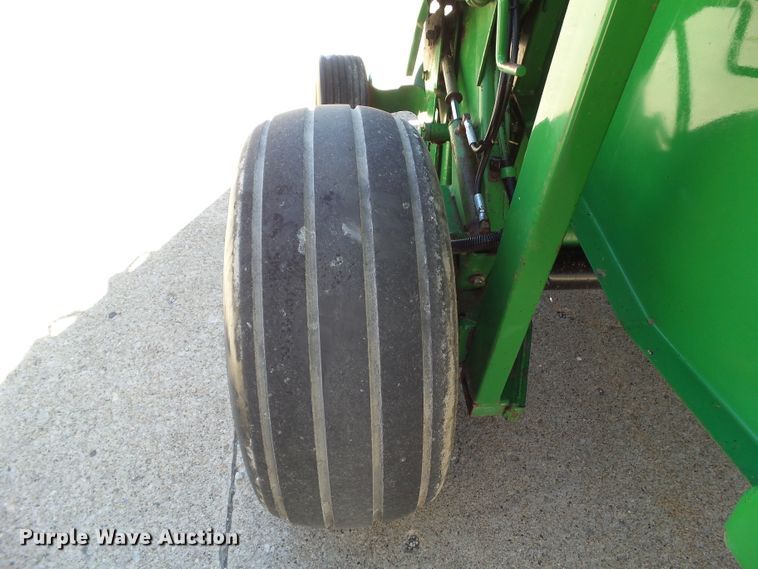 image for item EM9813 1997 John Deere 566 round baler