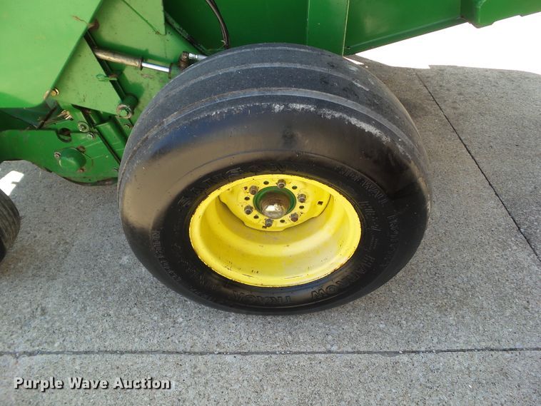 image for item EM9813 1997 John Deere 566 round baler