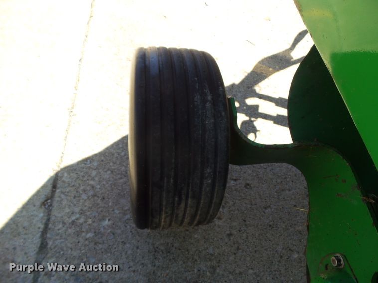 image for item EM9813 1997 John Deere 566 round baler