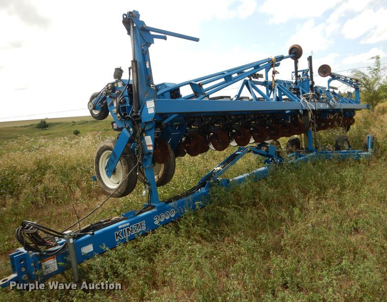 image for item FA9298 Kinze 3600 planter