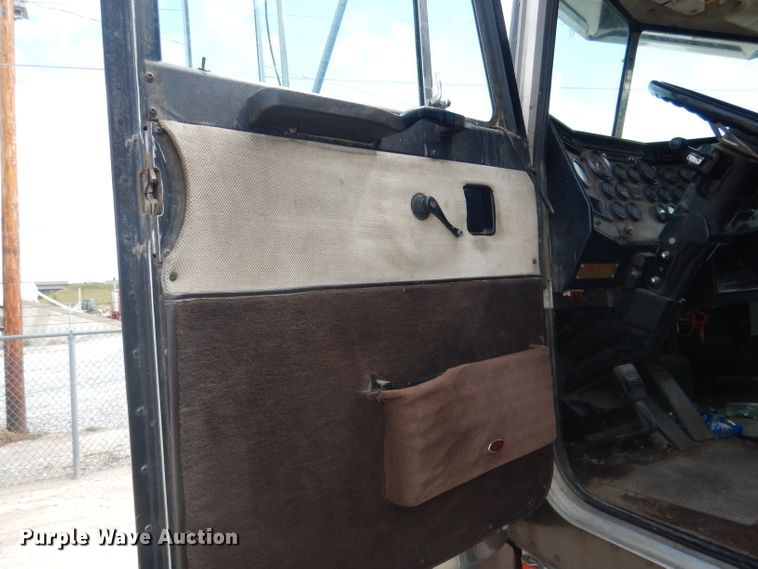 image for item FA9303 1989 Peterbilt 379 semi truck