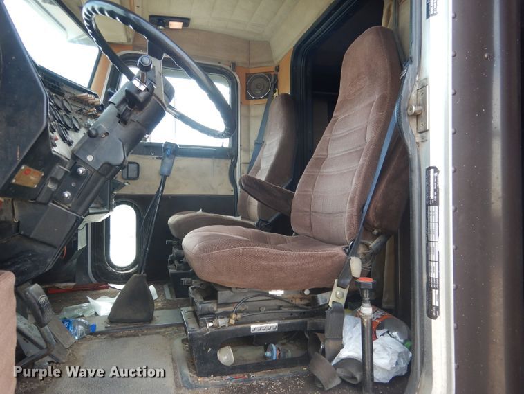 image for item FA9303 1989 Peterbilt 379 semi truck