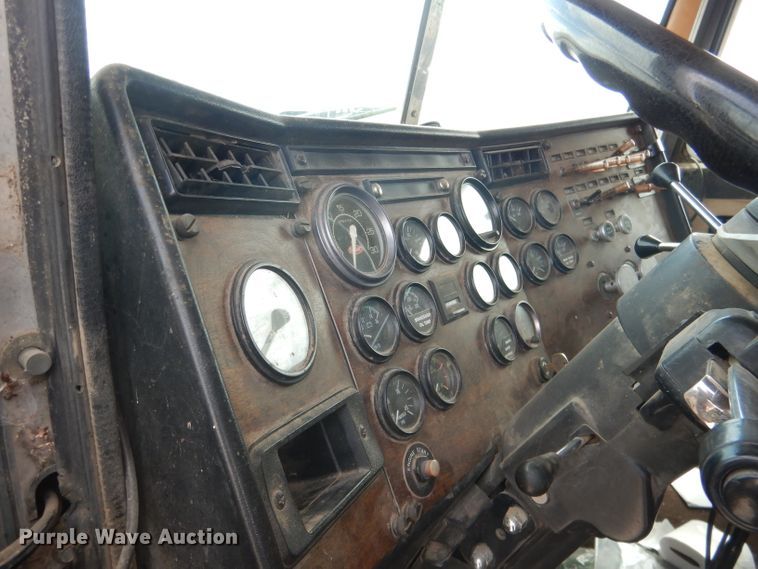 image for item FA9303 1989 Peterbilt 379 semi truck