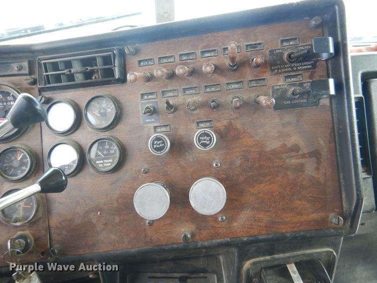 image for item FA9303 1989 Peterbilt 379 semi truck