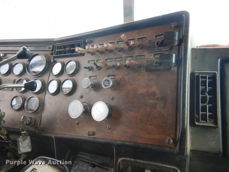 image for item FA9303 1989 Peterbilt 379 semi truck