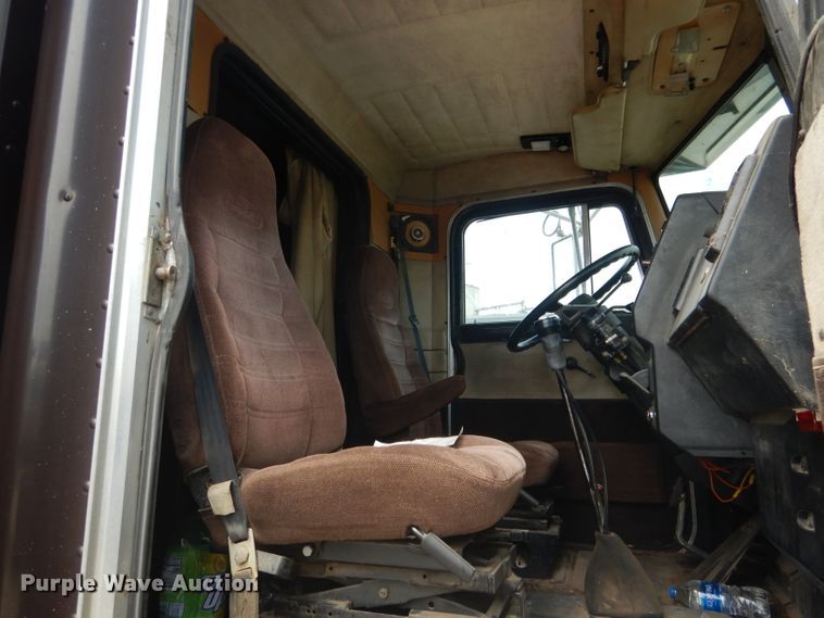 image for item FA9303 1989 Peterbilt 379 semi truck