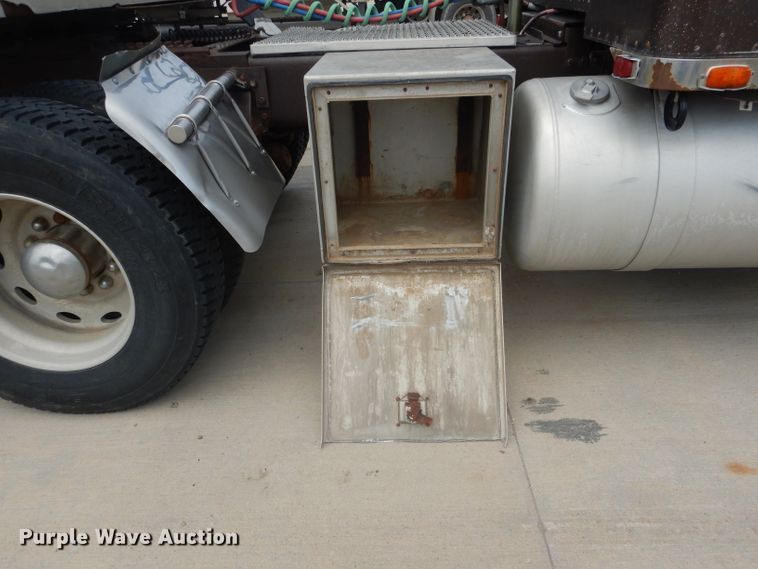 image for item FA9303 1989 Peterbilt 379 semi truck