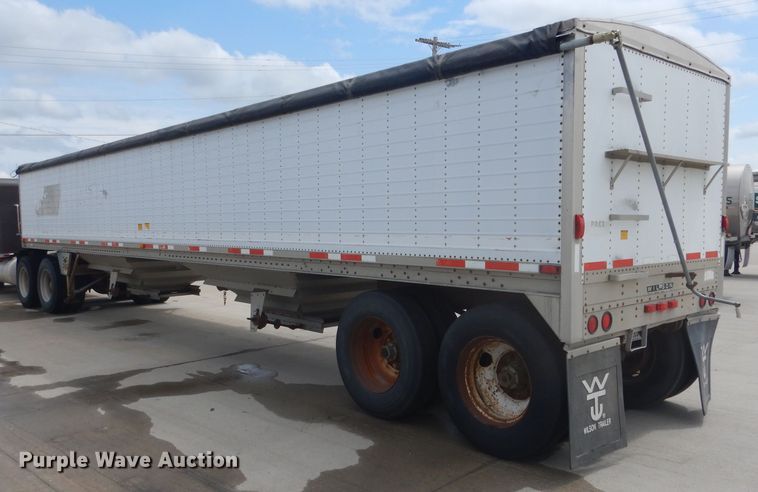 image for item FA9304 1988 Wilson DWH-200 double hopper bottom grain trailer