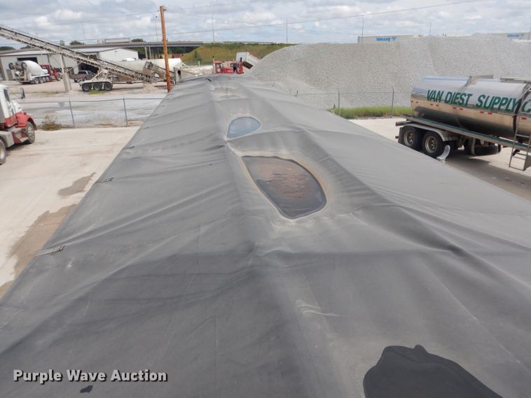 image for item FA9304 1988 Wilson DWH-200 double hopper bottom grain trailer