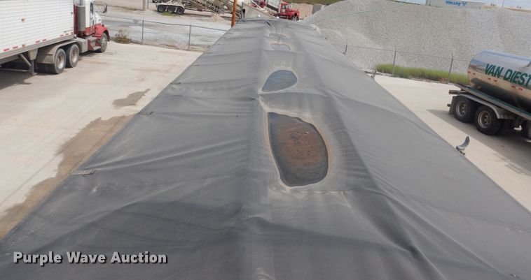 image for item FA9304 1988 Wilson DWH-200 double hopper bottom grain trailer