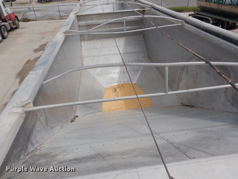 image for item FA9304 1988 Wilson DWH-200 double hopper bottom grain trailer