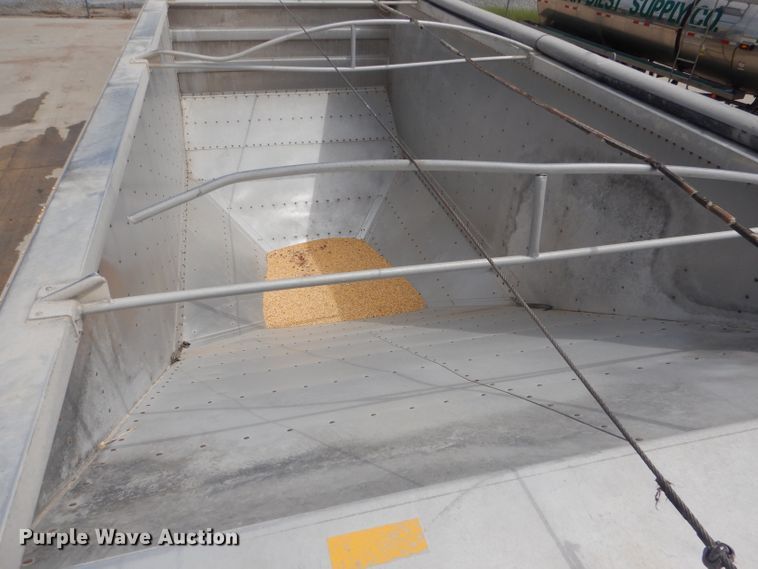 image for item FA9304 1988 Wilson DWH-200 double hopper bottom grain trailer