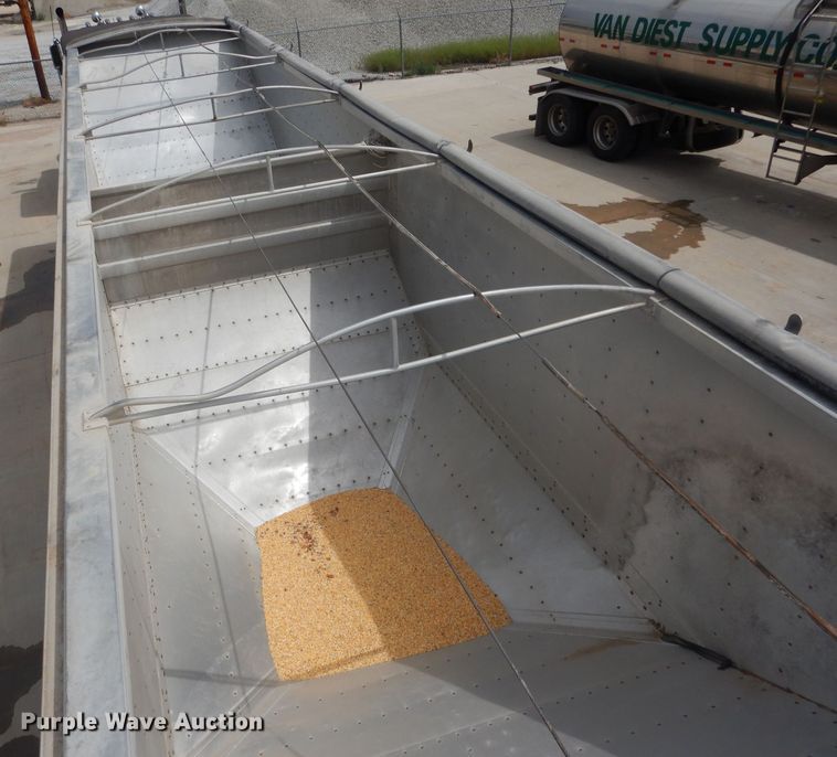 image for item FA9304 1988 Wilson DWH-200 double hopper bottom grain trailer