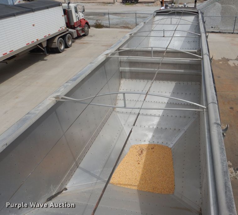 image for item FA9304 1988 Wilson DWH-200 double hopper bottom grain trailer