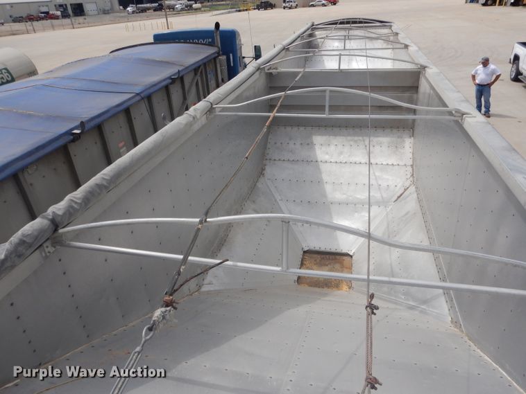 image for item FA9304 1988 Wilson DWH-200 double hopper bottom grain trailer