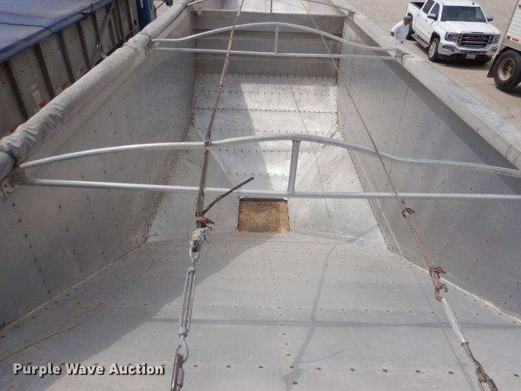 image for item FA9304 1988 Wilson DWH-200 double hopper bottom grain trailer