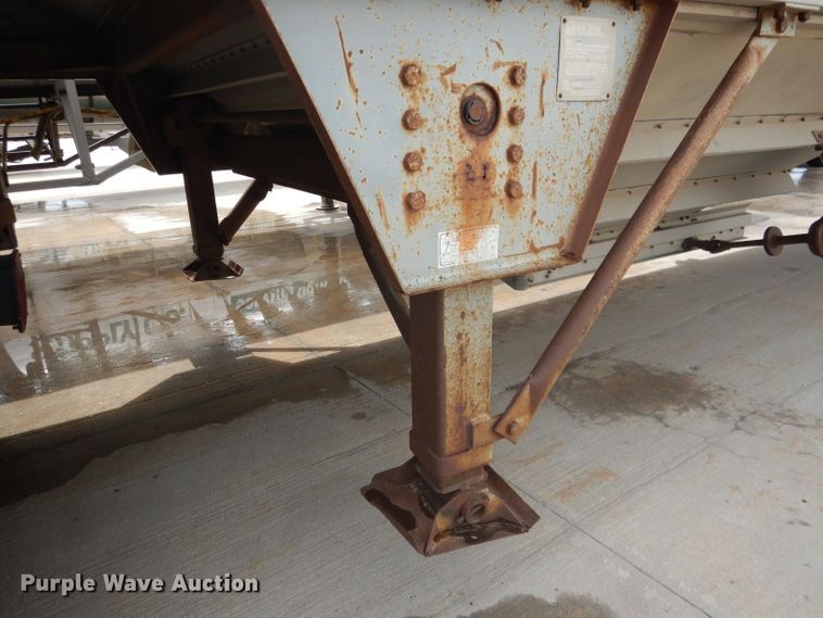 image for item FA9304 1988 Wilson DWH-200 double hopper bottom grain trailer