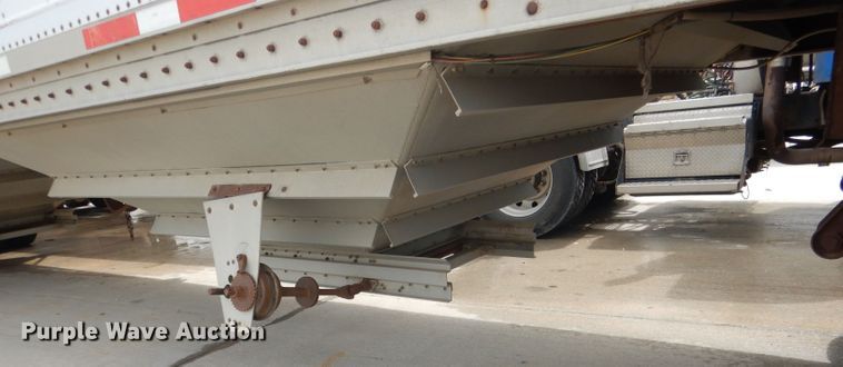 image for item FA9304 1988 Wilson DWH-200 double hopper bottom grain trailer