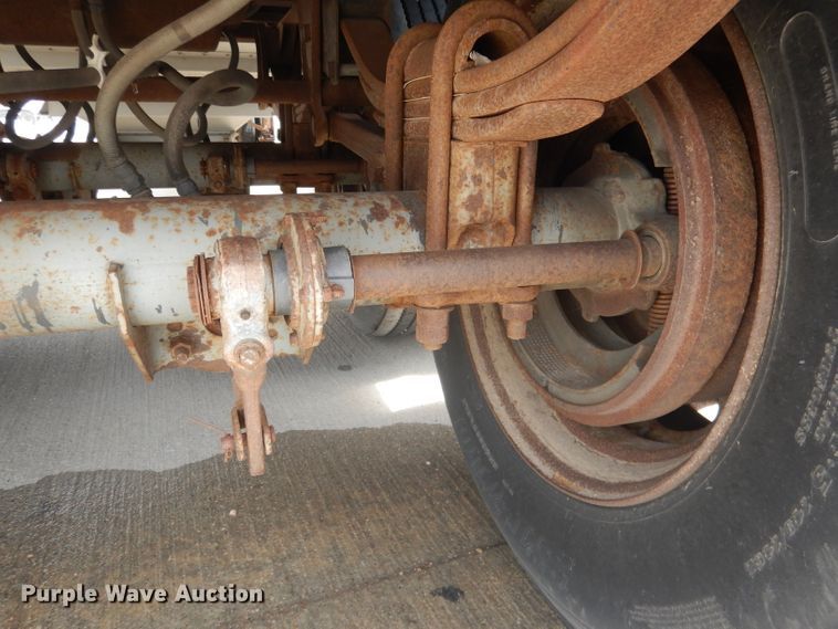 image for item FA9304 1988 Wilson DWH-200 double hopper bottom grain trailer