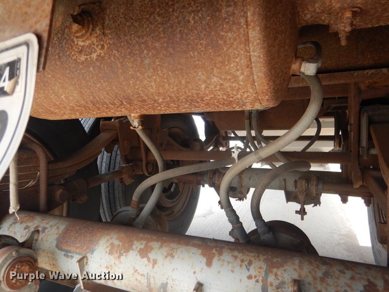 image for item FA9304 1988 Wilson DWH-200 double hopper bottom grain trailer