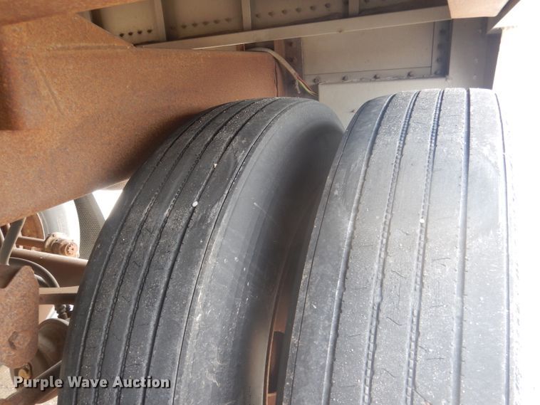 image for item FA9304 1988 Wilson DWH-200 double hopper bottom grain trailer