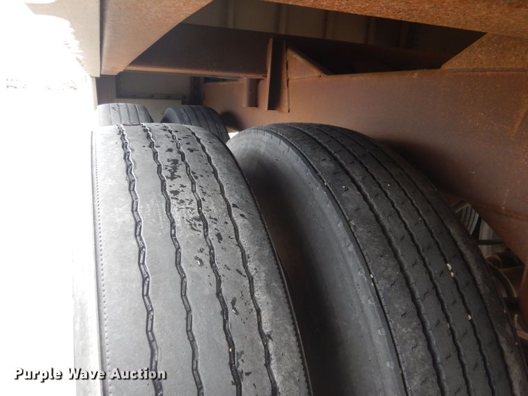 image for item FA9304 1988 Wilson DWH-200 double hopper bottom grain trailer