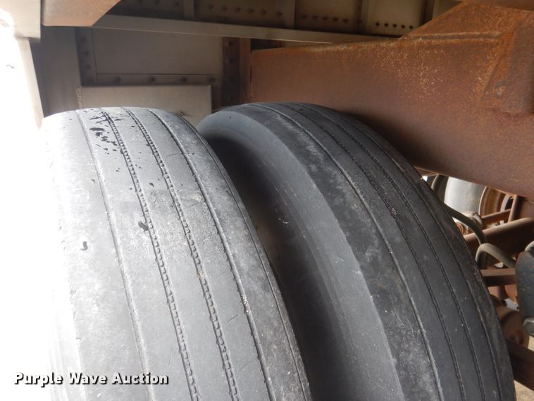 image for item FA9304 1988 Wilson DWH-200 double hopper bottom grain trailer