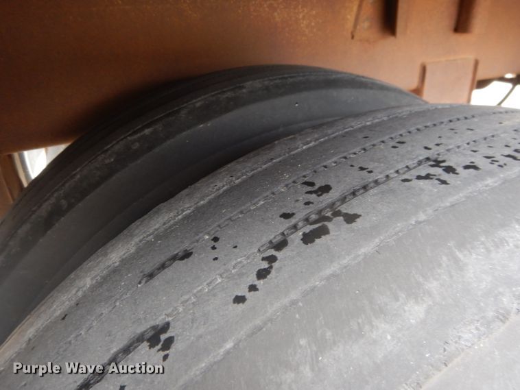 image for item FA9304 1988 Wilson DWH-200 double hopper bottom grain trailer