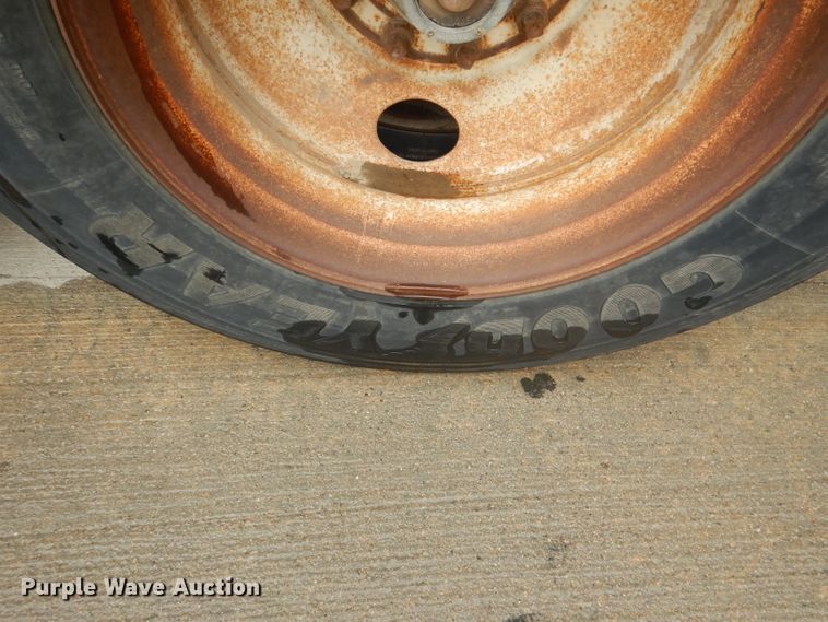 image for item FA9304 1988 Wilson DWH-200 double hopper bottom grain trailer