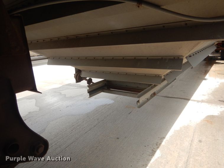 image for item FA9304 1988 Wilson DWH-200 double hopper bottom grain trailer