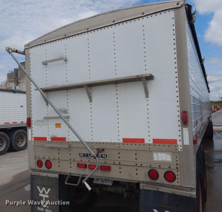 image for item FA9304 1988 Wilson DWH-200 double hopper bottom grain trailer