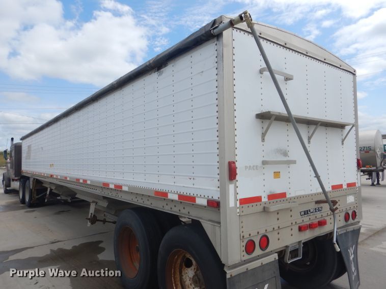 image for item FA9304 1988 Wilson DWH-200 double hopper bottom grain trailer