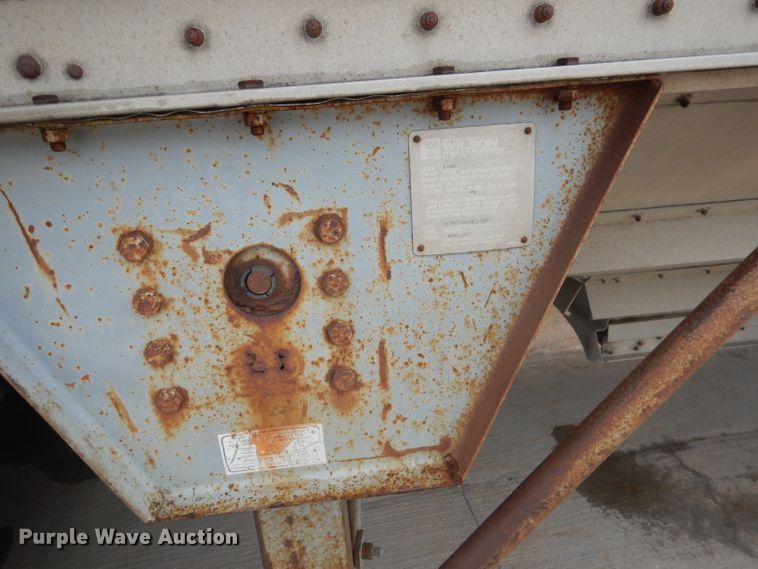 image for item FA9304 1988 Wilson DWH-200 double hopper bottom grain trailer