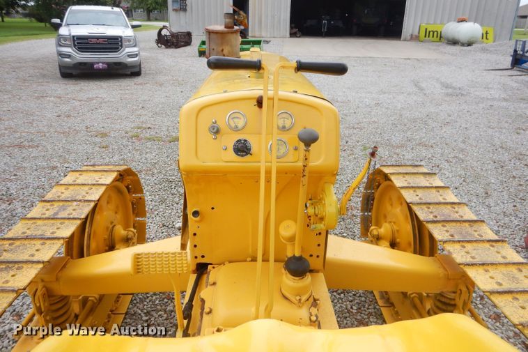 image for item FC9870 Oliver crawler tractor