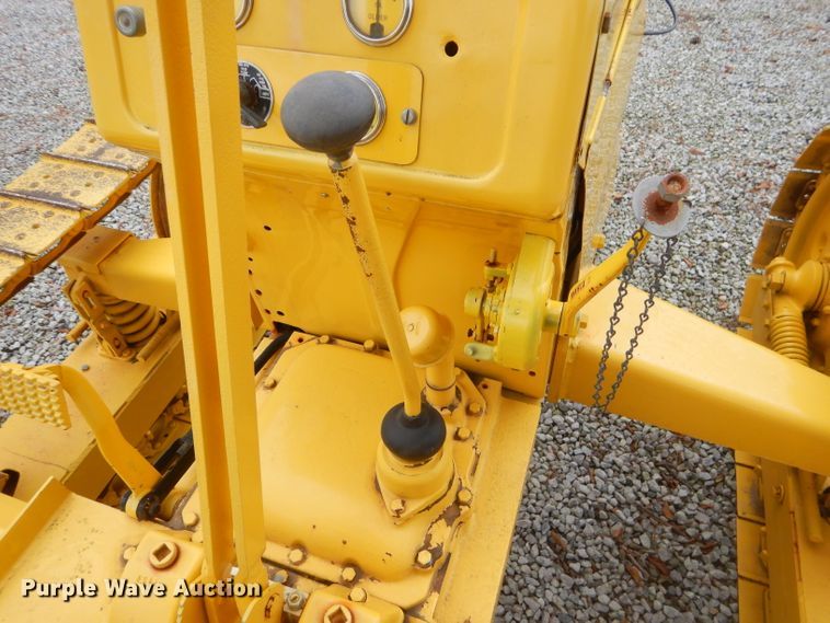 image for item FC9870 Oliver crawler tractor