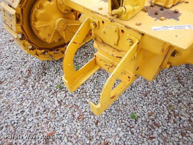 image for item FC9870 Oliver crawler tractor